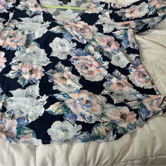 Karen Kane 1x size blouse blue with flowers beautiful pre-owned - Picture 9 of 10